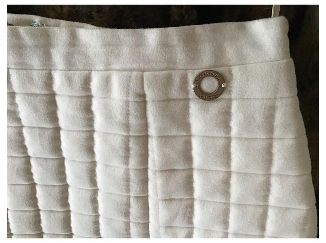 Jupe matelassée Chanel en laine blanche - vue 3
