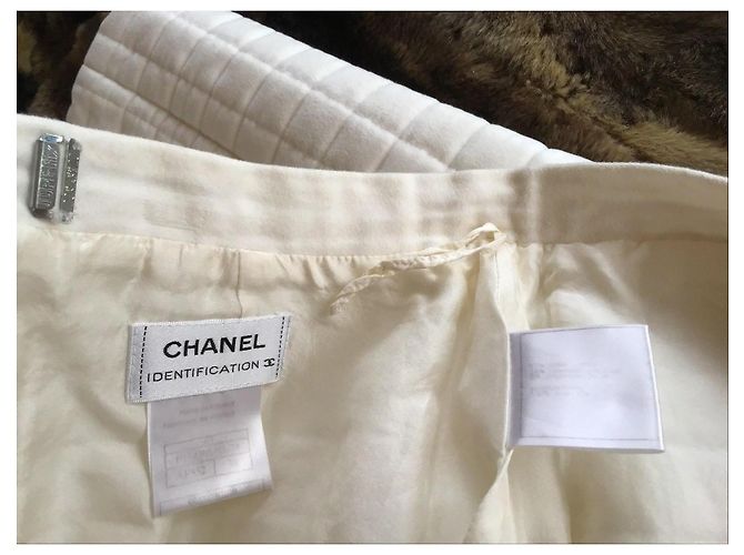 Jupe matelassée Chanel en laine blanche - vue 9
