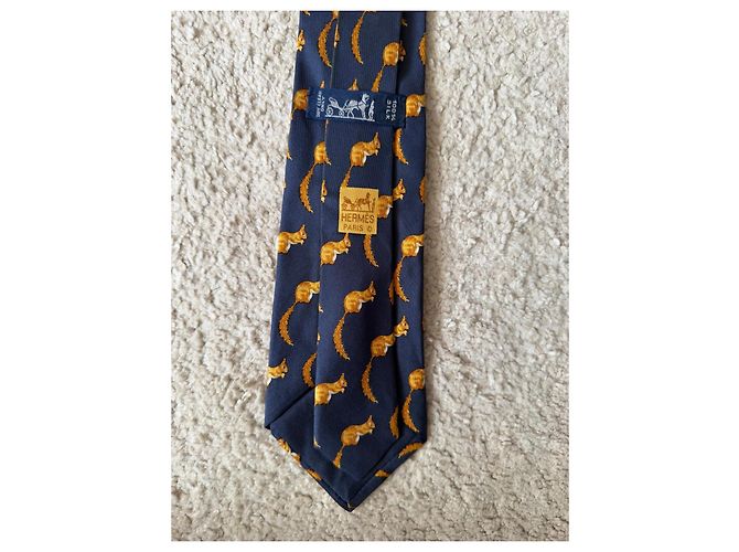 Cravatta Hermès in seta blu navy con motivo scoiattolo - vista 2