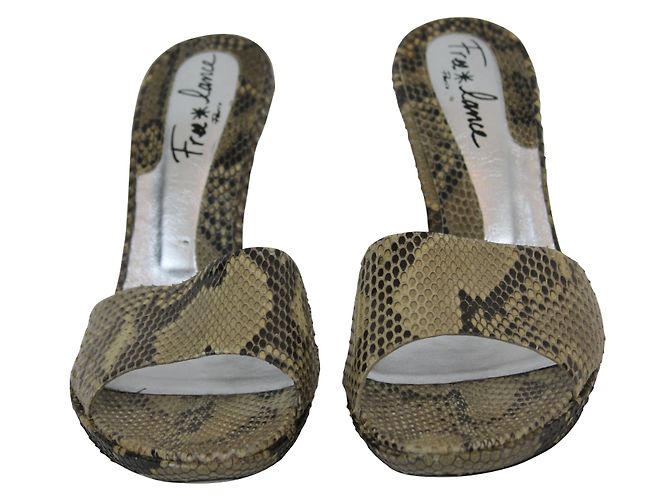 Free Lance Pantoletten aus Pythonleder Braun Creme
