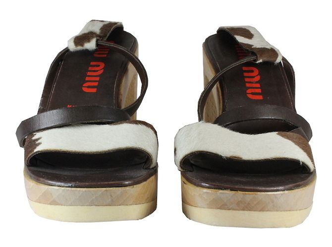 Miu Miu Plateau Sandalen Leder Kuhmuster Braun Weiß