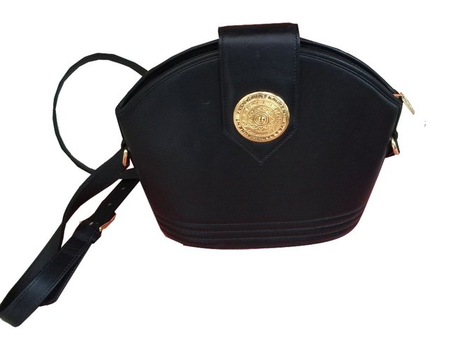 Yves Saint Laurent Handbags Black Leather  ref.5341