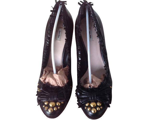 Décolleté Miu Miu Nere in Pelle con Borchie e Frange Nero