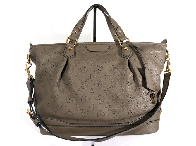 Louis Vuitton Handbags Grey Leather  ref.6333
