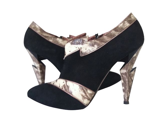 Botas de tornozelo Miu Miu em camurça preta e couro estampado 37,5 Preto