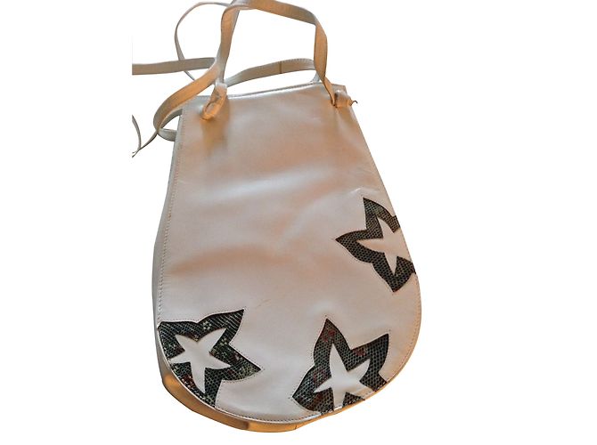 Autre Marque Flache weiße Ledertasche mit grauen Eidechsen-Inlays