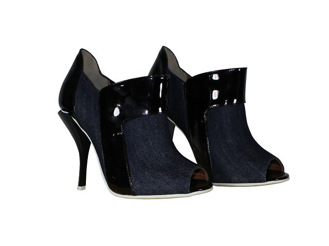 Bottines Fendi en cuir vernis et denim ouvertes devant Noir Bleu