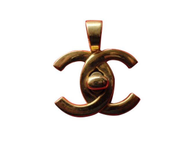 Chanel Pendentif Doré  ref.9353