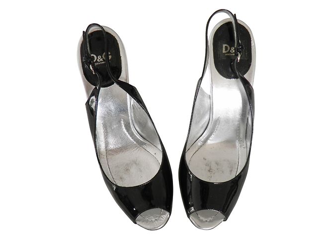Dolce & Gabbana Sandalen aus schwarzem Lackleder 39