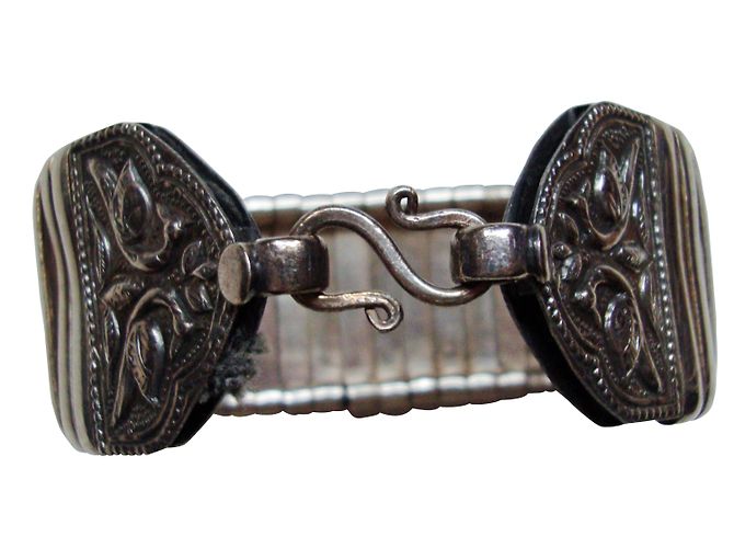 Autre Marque Bracciale largo in argento stile orientale