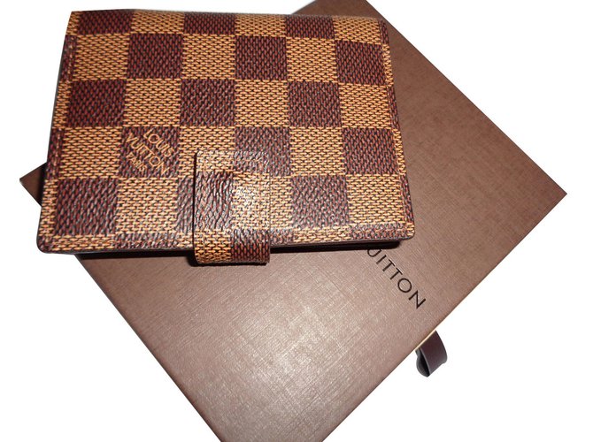 Louis Vuitton Monederos, carteras, casos Castaño  ref.11422