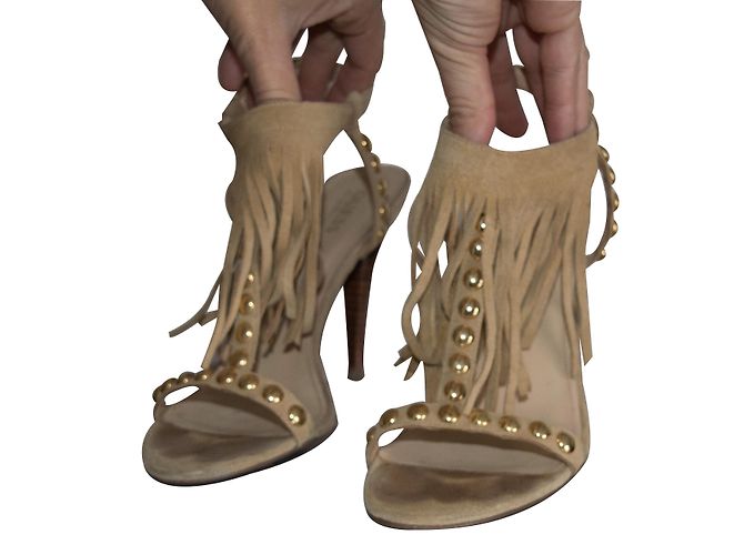 Guess Sandalen Beige Wildleder mit Fransen