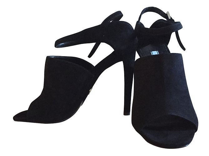 Scarpins Peep Toe Prada em camurça preta Preto