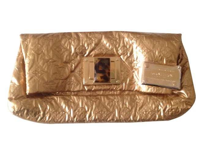 Louis Vuitton Sacos de embreagem Dourado Couro  ref.12716