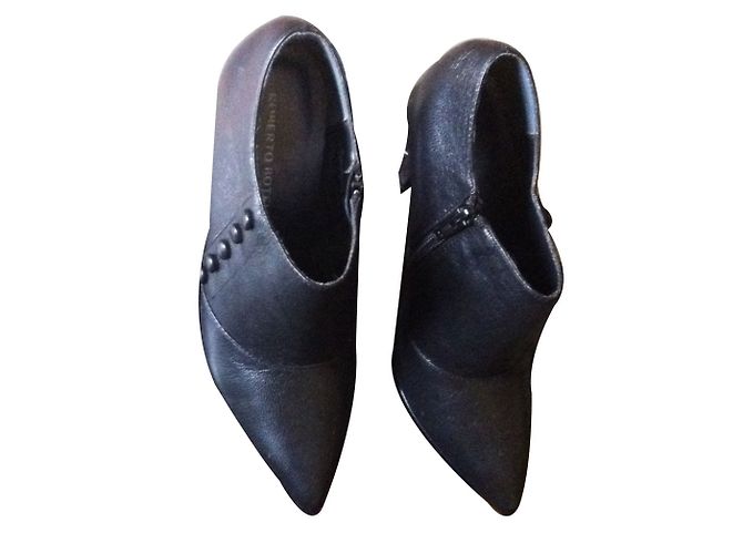 Autre Marque Botines Roberto Botella de piel negra Negro