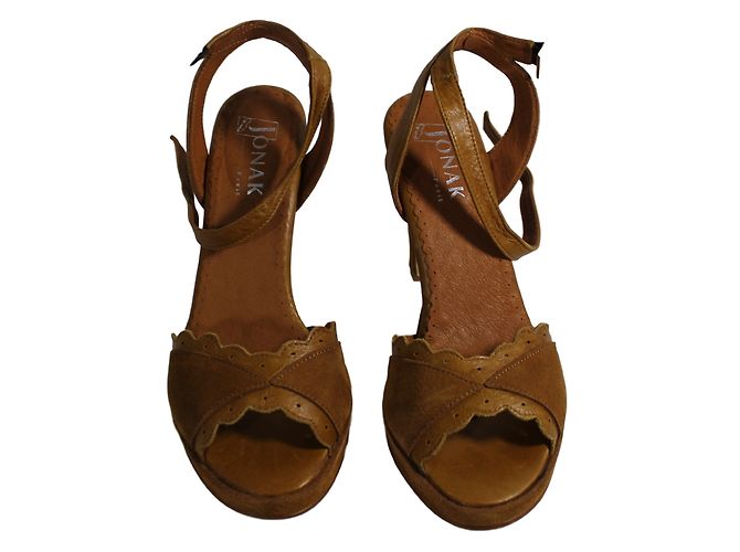 Autre Marque Jonak Sandalen aus Kamel Wildleder mit perforierten Lederdetails 10cm Absatz