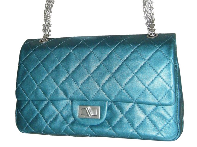 2.55 Chanel Bolsas Azul Couro  ref.14089