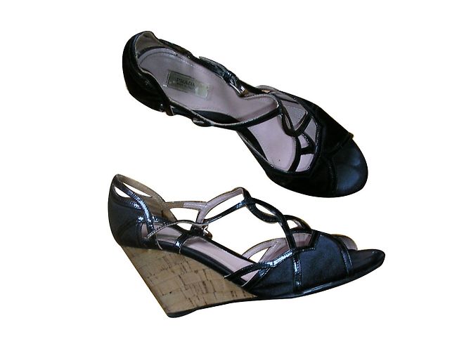 Sandali Prada con zeppa in satin e pelle vernita nera Nero