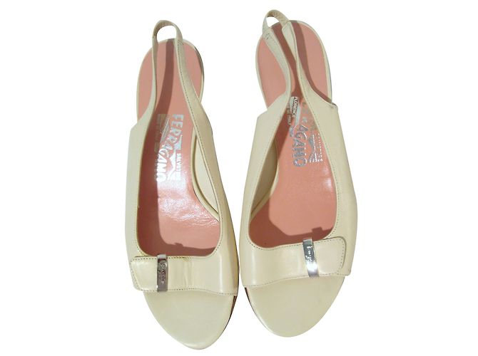Salvatore Ferragamo Leder Pumps Beige