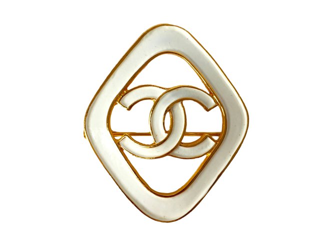 Chanel Alfinetes e broches Dourado Metal  ref.15322