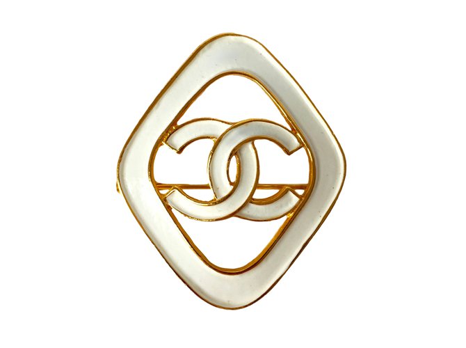 Chanel Alfileres y broches Dorado Metal  ref.15322