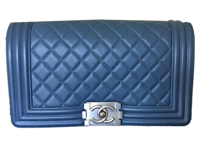 Boy Chanel Handtaschen Blau Leder  ref.15831