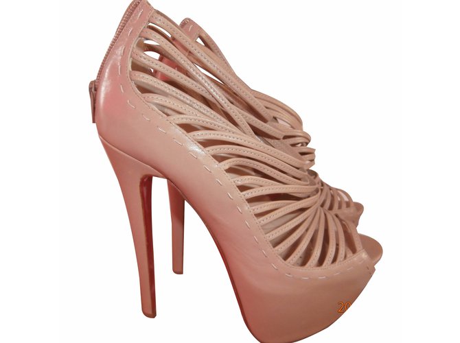 Christian Louboutin Calcanhares Bege Couro  ref.17270