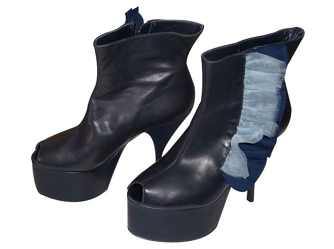 Acne Studios Stiefeletten mit Rüschen in Schwarz Leder 39