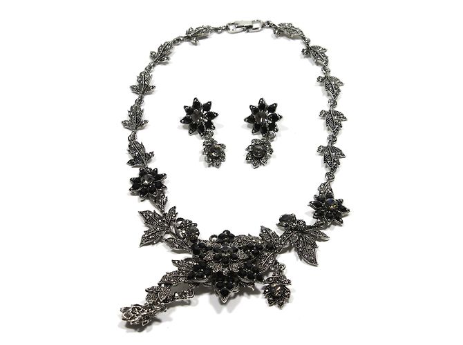 Autre Marque Set collana e orecchini Finery argento e strass neri