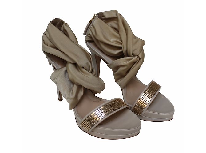 Sandalias Fendi de piel color crema