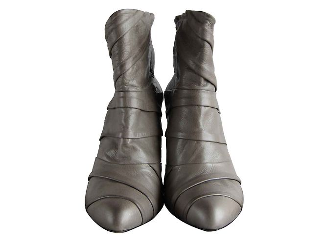 Botas de tornozelo Janet & Janet em couro Taupe