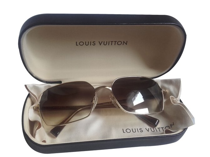 Lunettes de soleil Louis Vuitton métal doré réfèrence Z0074U  ref.20419