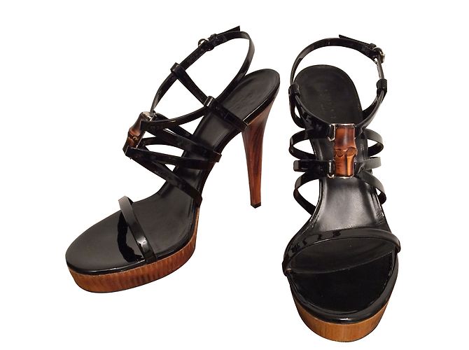 Gucci Sandalen aus schwarzem Lackleder
