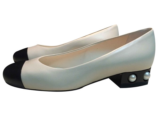 Chanel Low heels Beige Leather  ref.21850