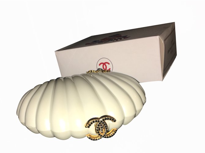 Chanel Frizione a conchiglia Bianco ref.22100 - Joli Closet