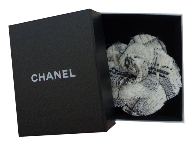 Chanel Broche camélia tweed Écru  ref.22566