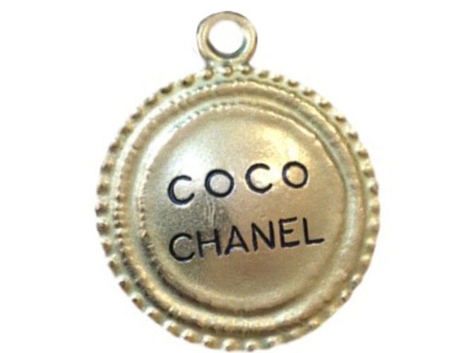 Medallón Coco Chanel Dorado Metal  ref.25710