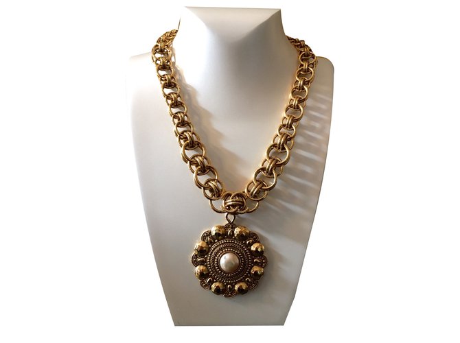 Chanel Vintage pearl pendant Golden Metal  ref.25743