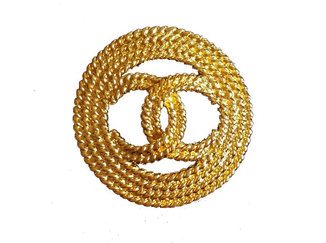 Chanel Broche de CC Dourado Banhado a ouro  ref.25817