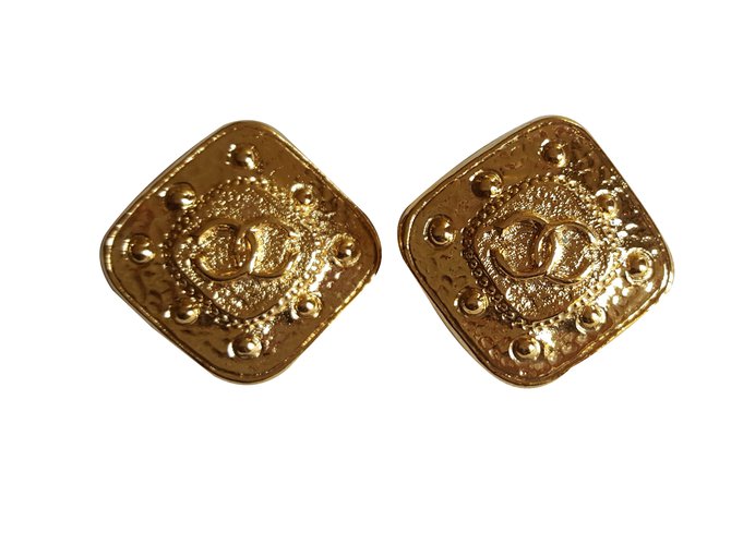 Chanel Brincos clip Dourado Metal  ref.25819