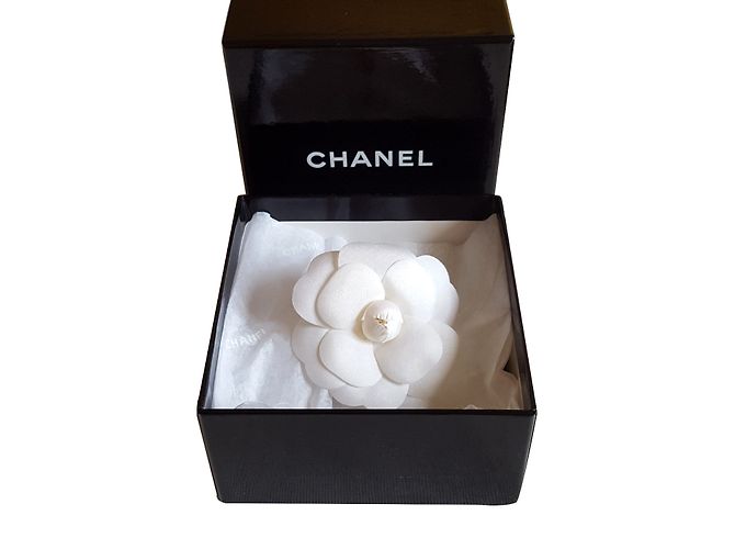 Chanel Camelia-Brosche Weiß Tuch