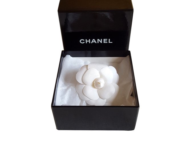 Chanel Camelia-Brosche Weiß Tuch  ref.25825
