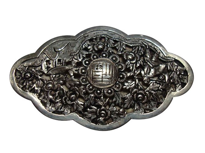 Autre Marque Silberne Metallbrosche mit Figuren