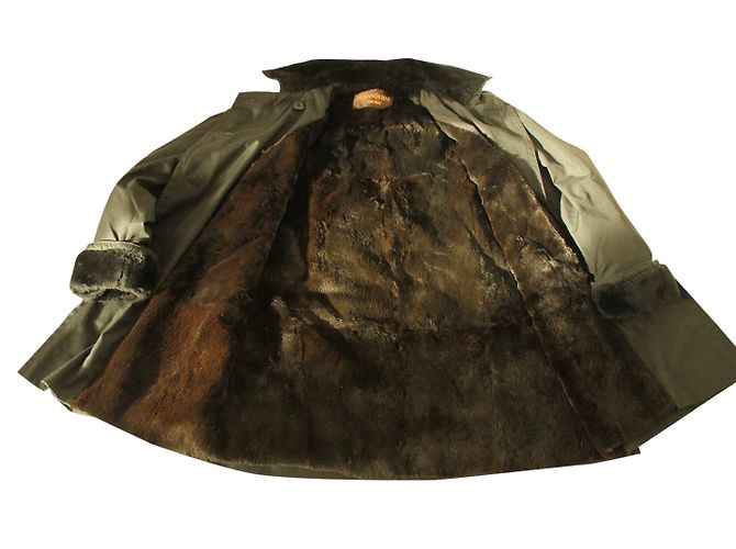 Abrigo negro Yves Saint Laurent con forro de piel de nutria