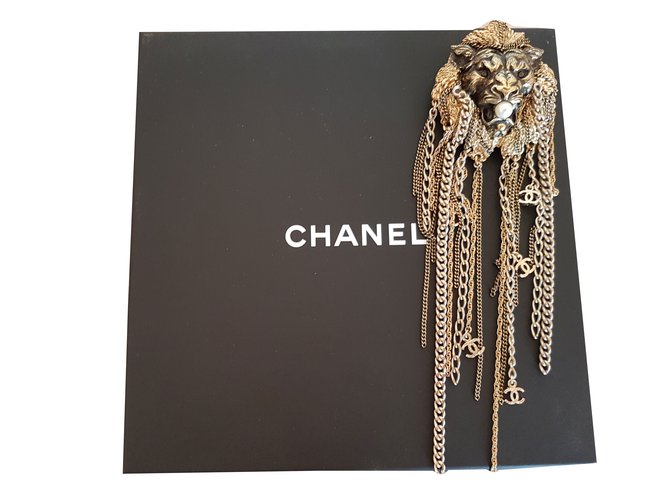 Chanel Broche edição limitada Dourado Banhado a ouro  ref.26679