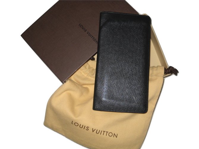 Louis Vuitton Taiga wallet Grey Leather  ref.27011