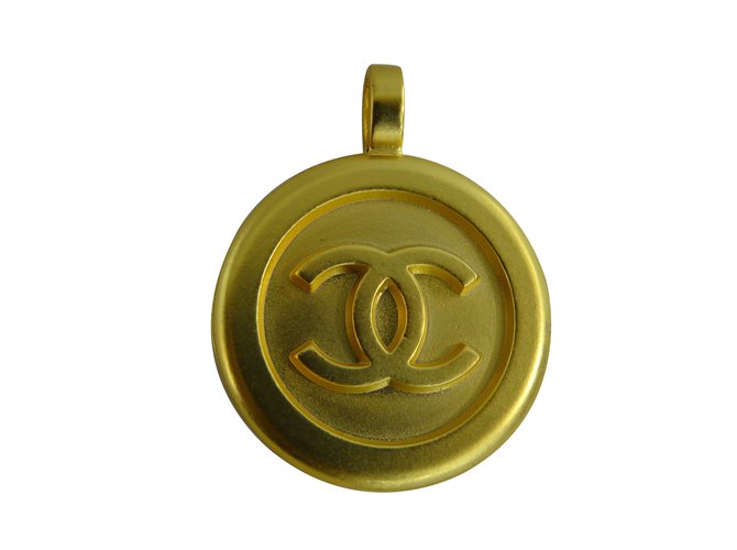 Chanel Colgante Dorado Metal  ref.27705