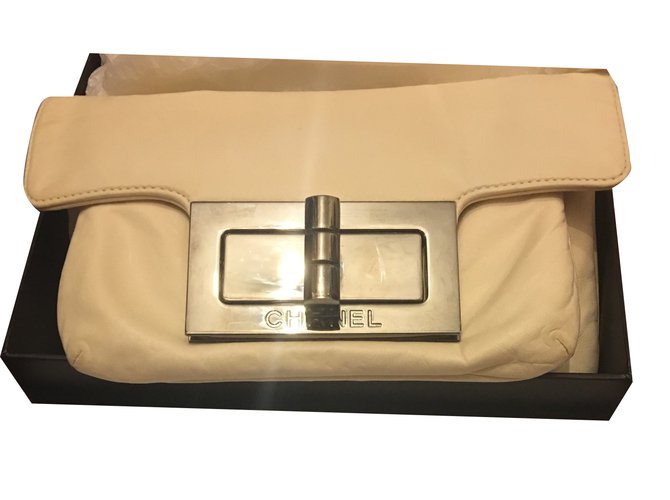 Chanel Brieftasche mit Wiederauflage an der Kette Creme Leder  ref.29053
