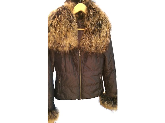 Hugo Boss Jacke Braun aus Polyester mit Waschbärfell