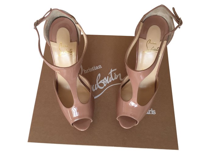 Christian Louboutin Heels Beige Patent leather  ref.30225